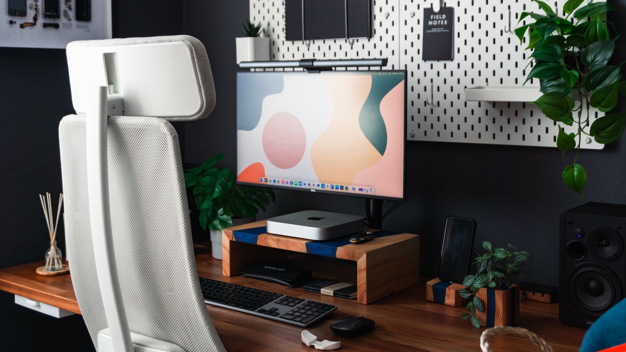 Maximizing Productivity: How to Create a Minimal Desk Setup for Your Home Office
